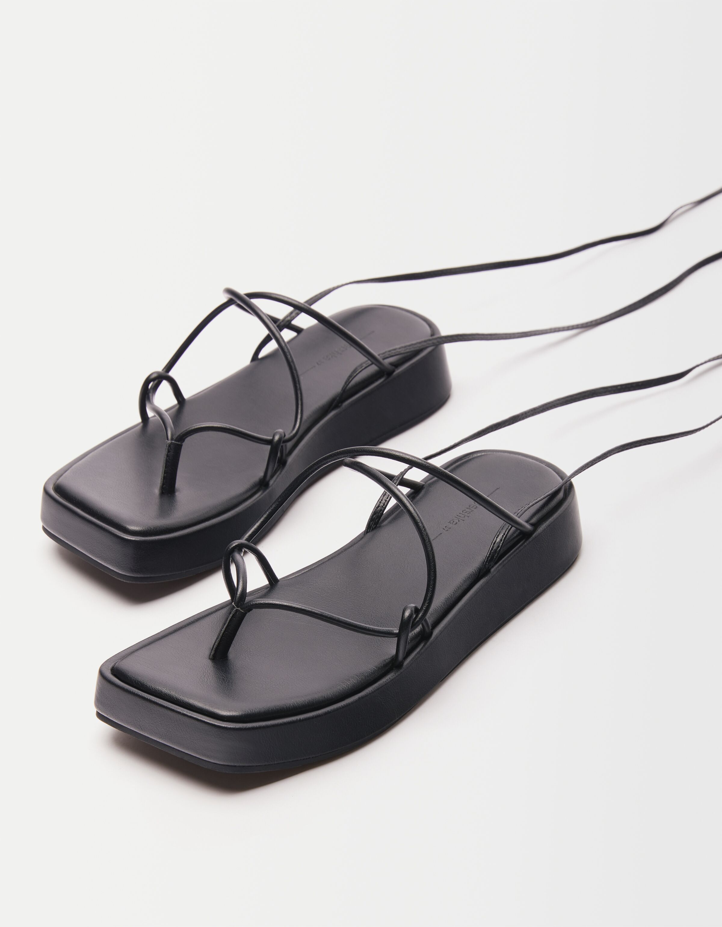 Platte sandaal met plateauzool en veters - Schoenen - Dames | Bershka