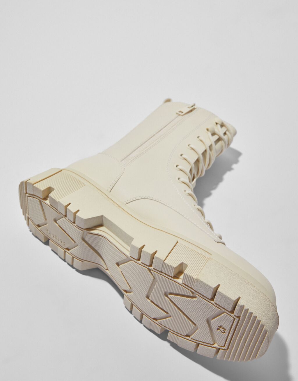 track sole lace up boots