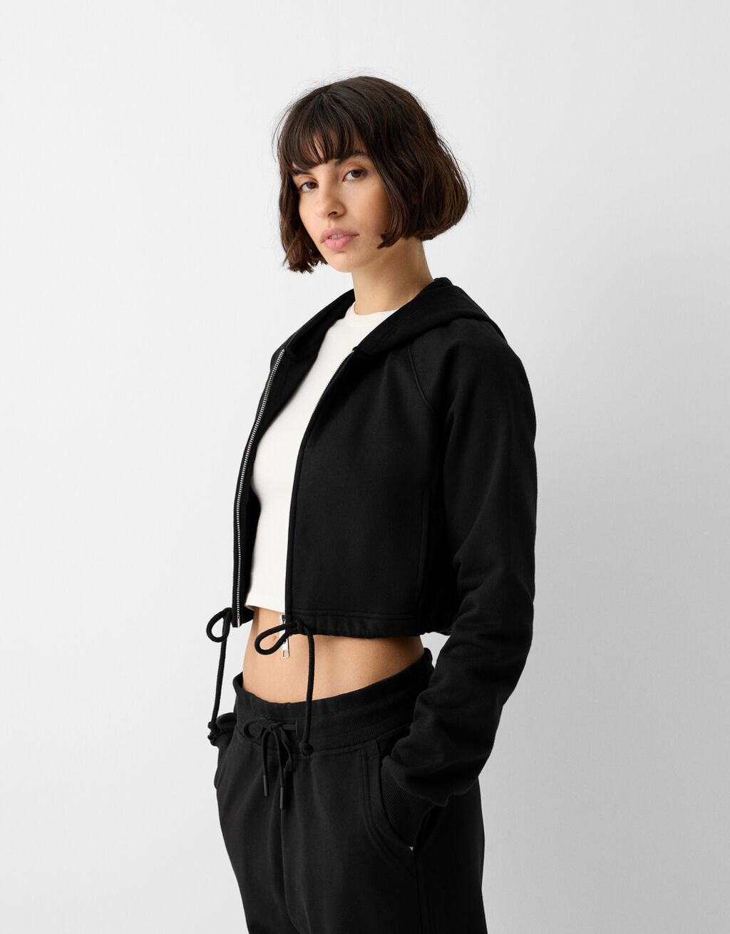 Sudadera cremallera capucha cropped REBAJAS hasta 40 Mujer Bershka