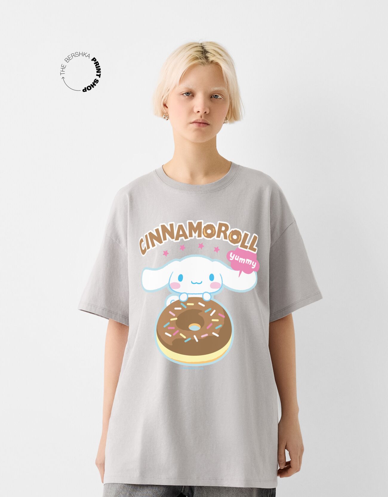 Bershka Oversize-T-Shirt Cinnamoroll Mit Kurzen Ärmeln Und Print Damen M Grau