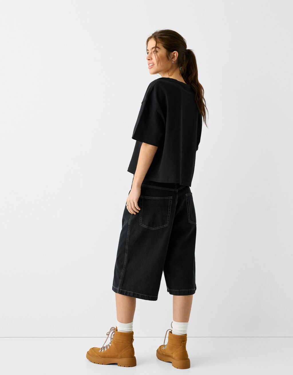 تيشرت بقصّة مربعة وأكمام قصيرة-أسود-1