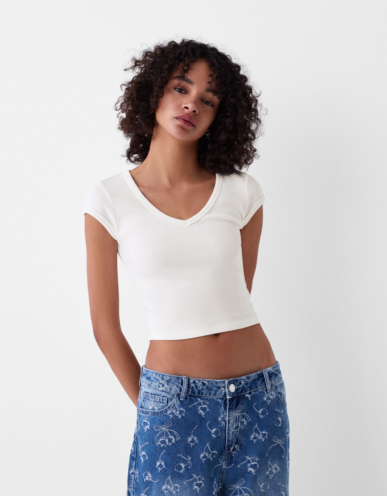 Bershka T-Shirt Mit V-Ausschnitt Damen Xs Rohweiß