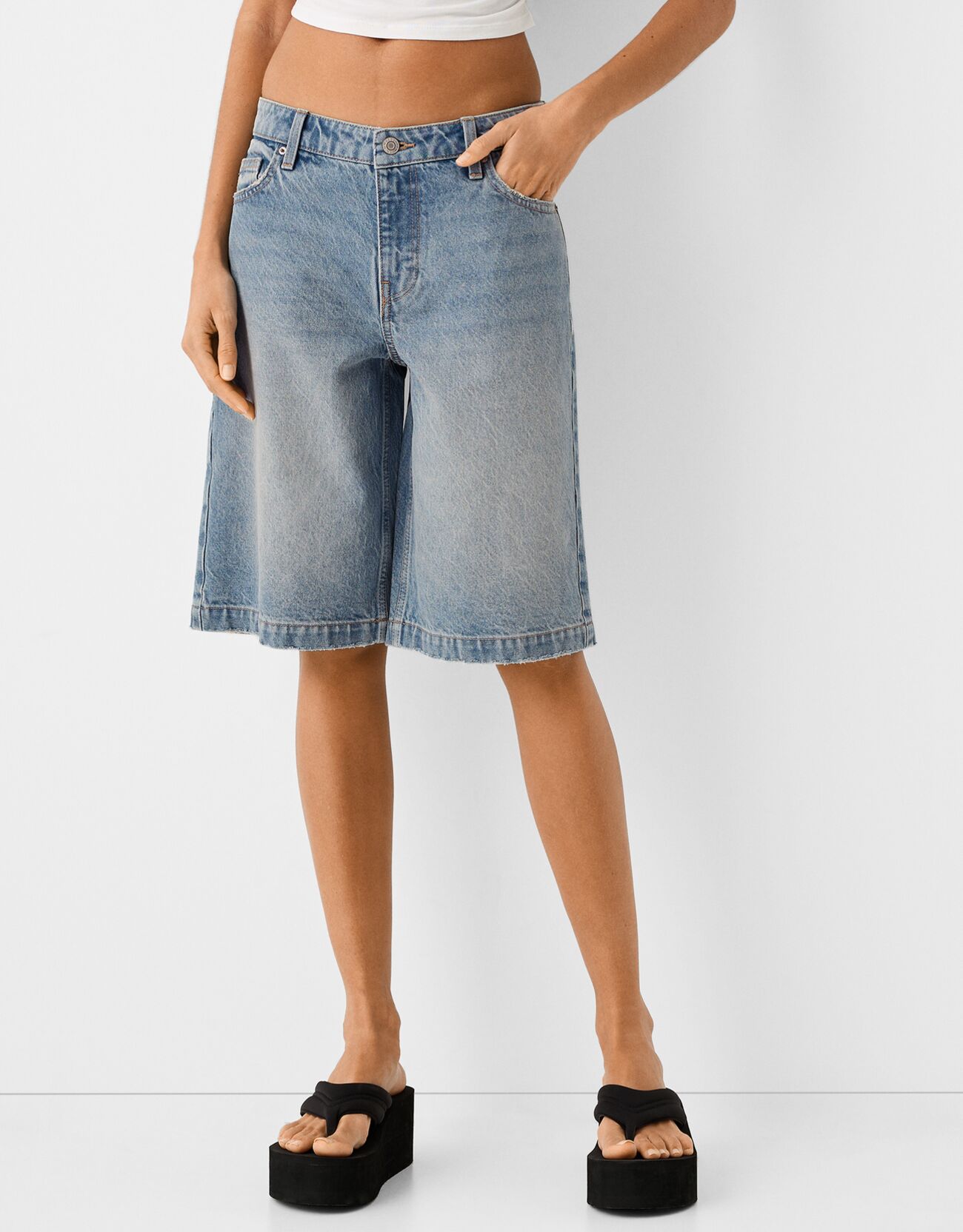 Bershka Jeans-Bermudashorts Im Baggy-Stil Damen 44 Ausgewaschenes Blau