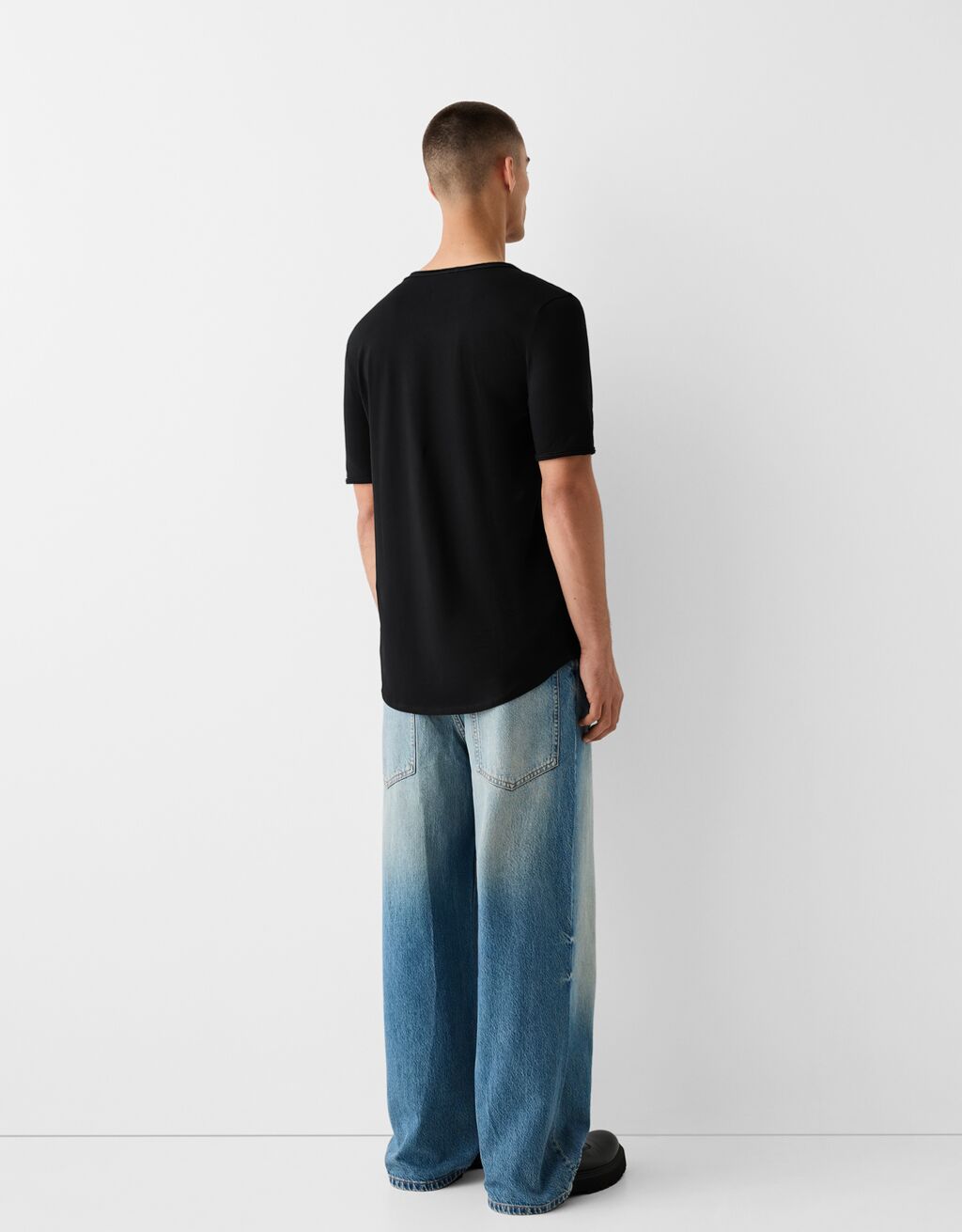 טי שירט Slim fit עם שרוול קצר-שחור-1