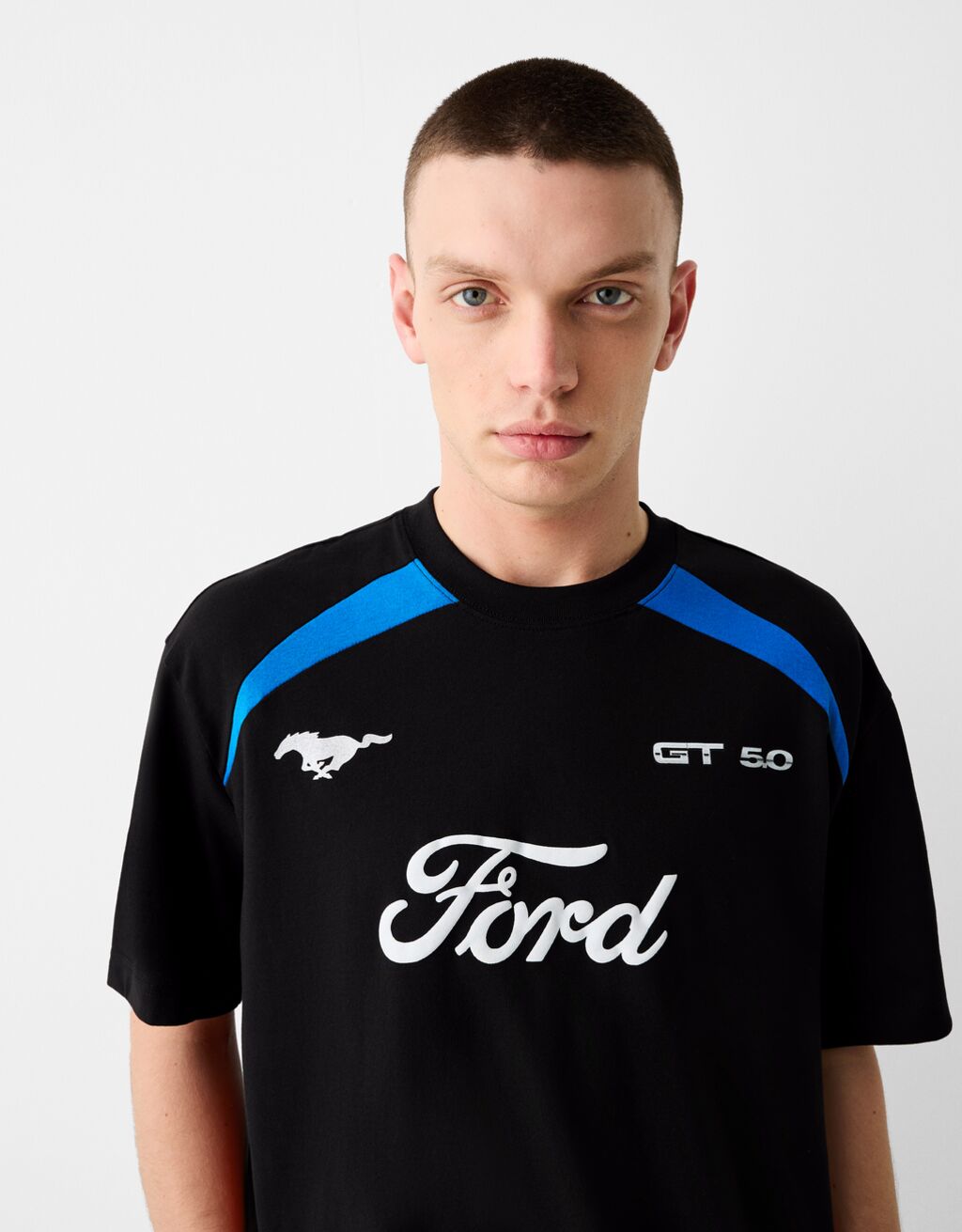 kaus-boxy-fit-lengan-pendek-bergambar-ford-pria-bershka