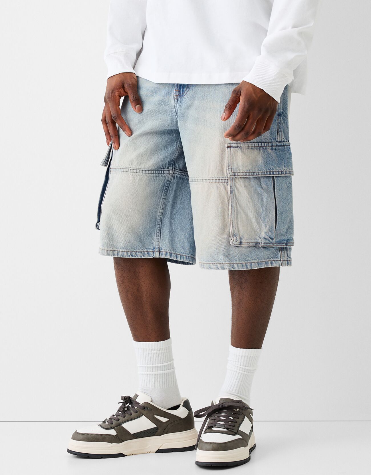 Bershka Jeans-Bermudashorts Im Baggy- Und Cargo-Stil Herren 32 Ausgewaschenes Blau