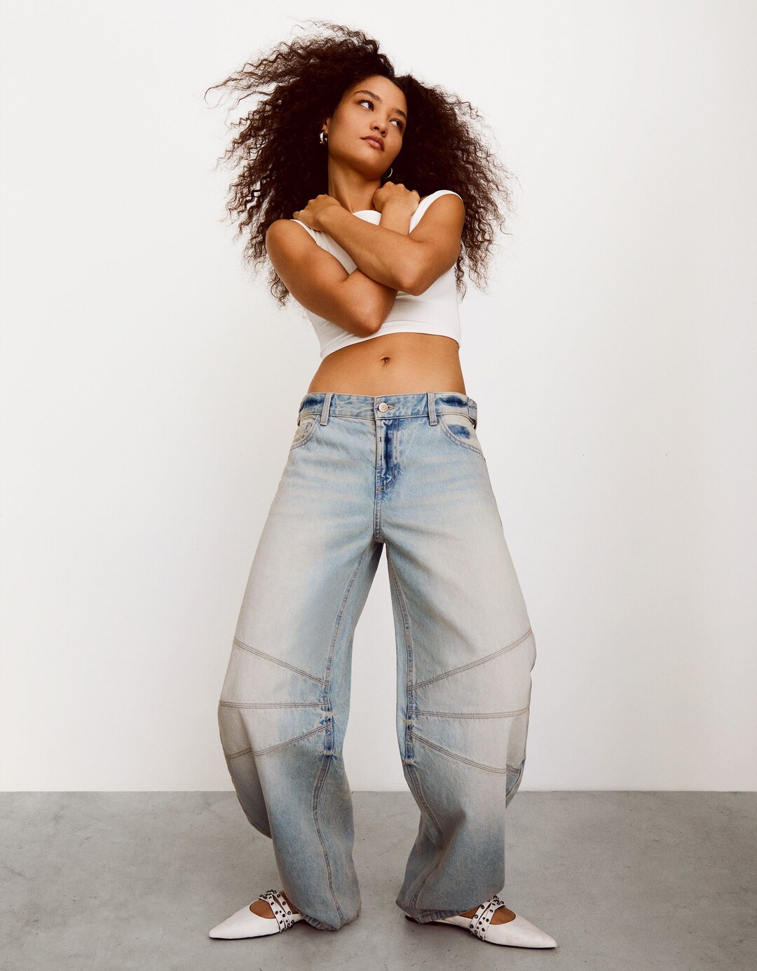 Low-waist balloon fit jeans with seams