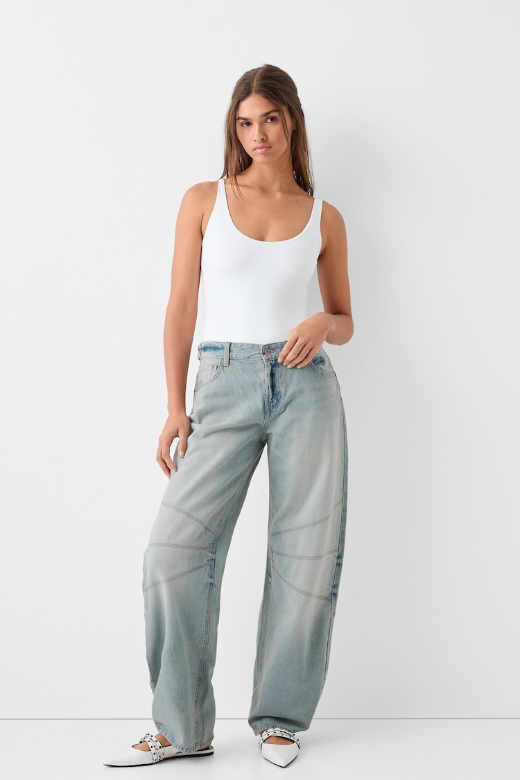 Low-rise balloon-fit jeans with seams
