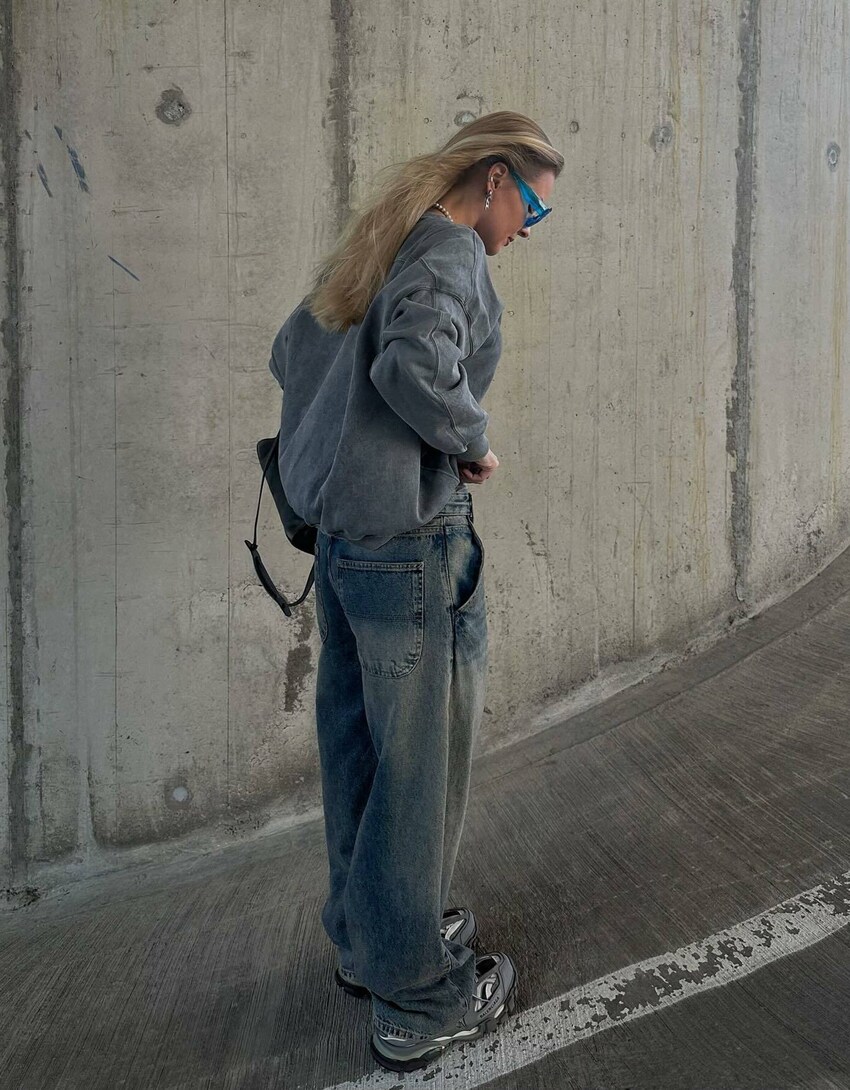 Spodnie jeansowe o kroju skater fit z efektem sprania-Wyblakły niebieski-4