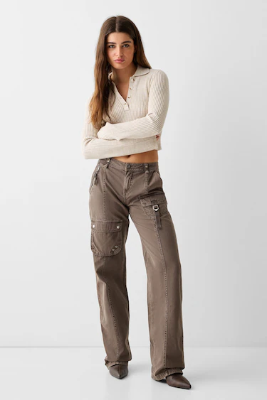 Nueva colección de pantalones cargo de color beige para mujer