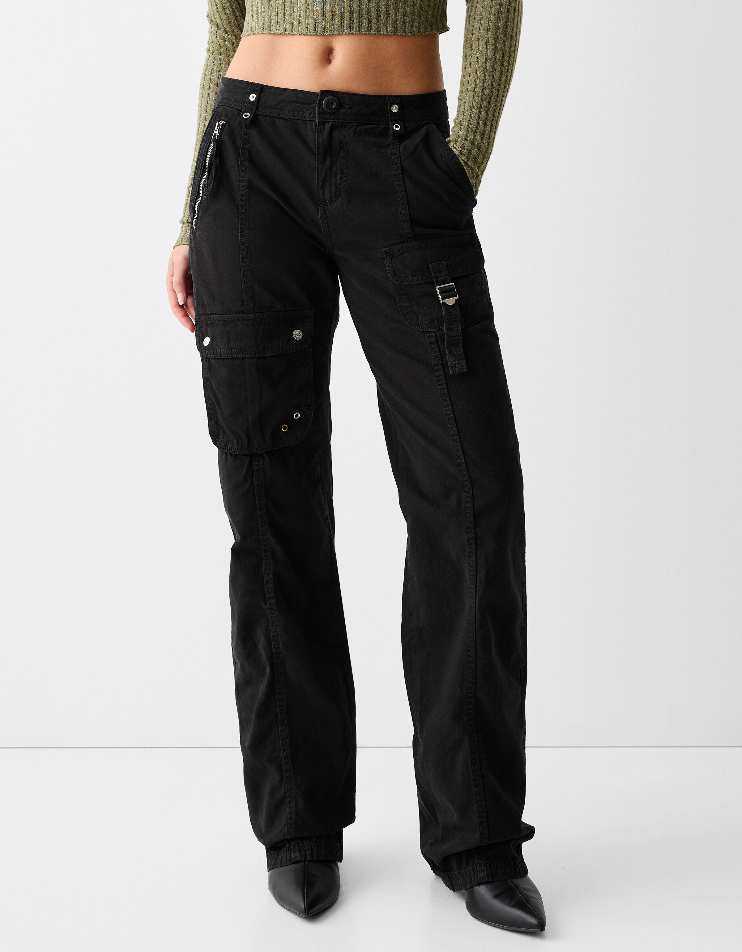 Low-waist cotton cargo pants with strap - Pants - Women | Bershka