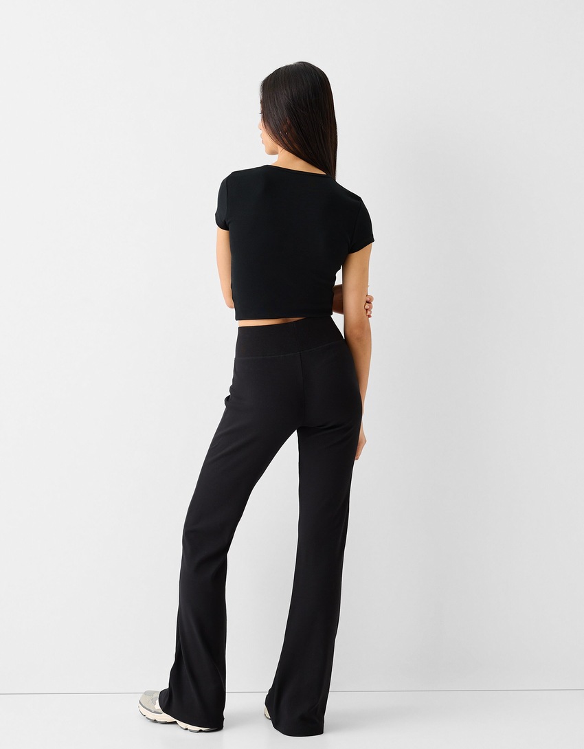 Zvonaste flare pantalone s rebrastim strukom-Crna-2