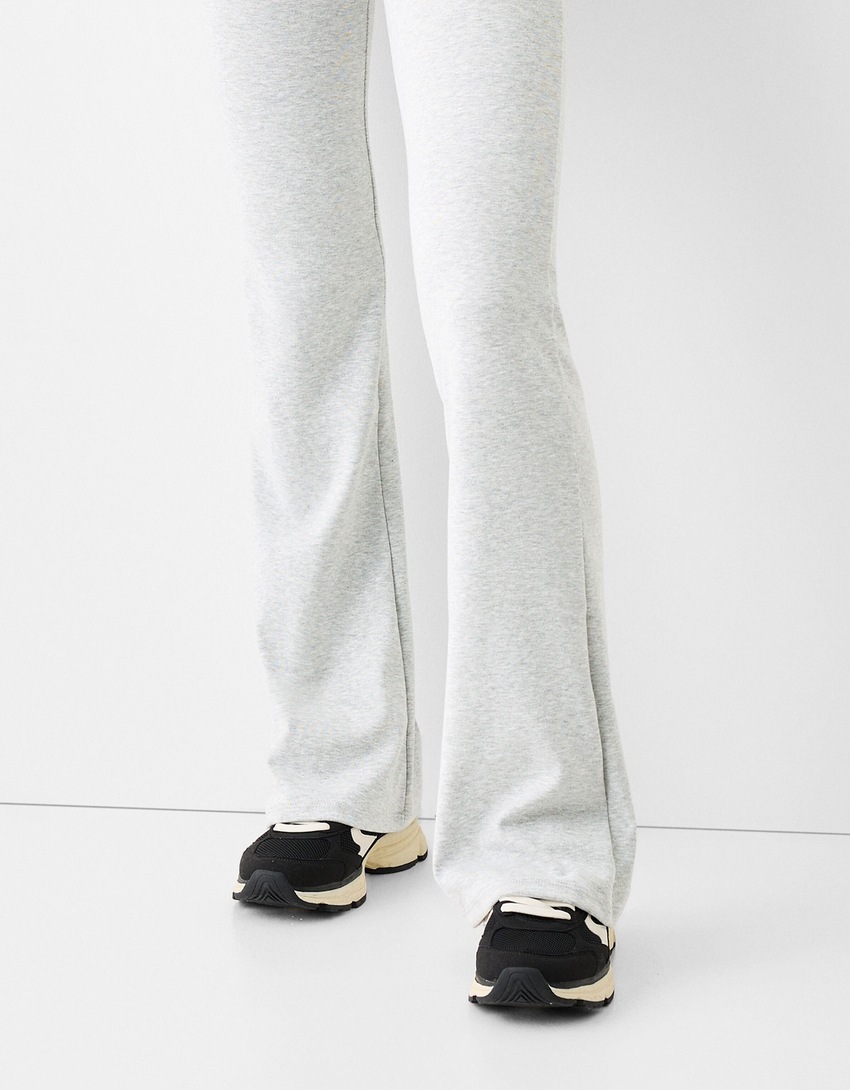 Zvonaste flare pantalone s rebrastim strukom-Siva-5