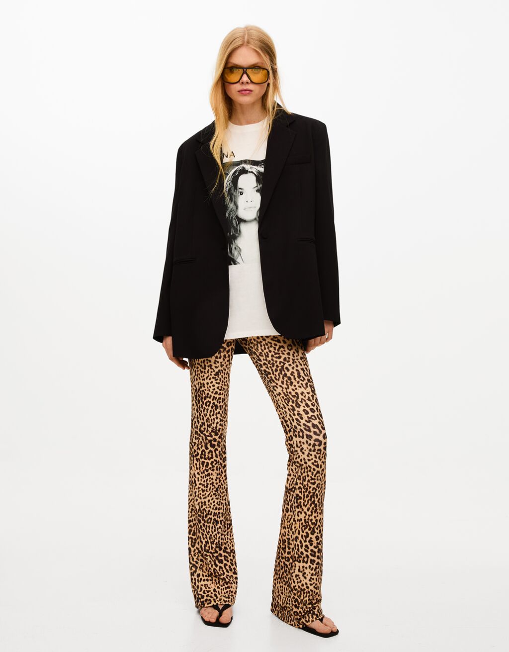 ¡Deslumbra con el pantalón estampado flare de Bershka por solo 22,99 €!