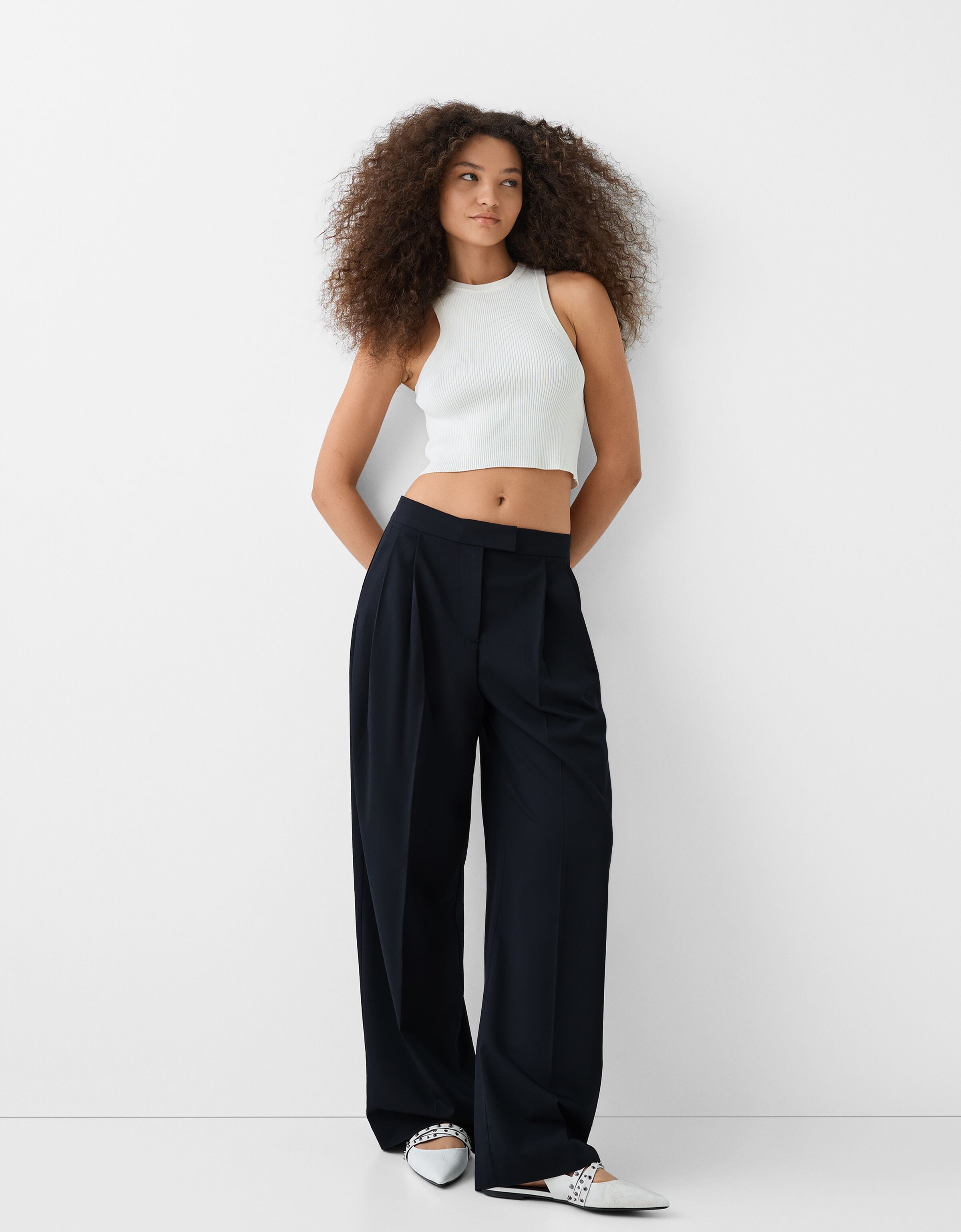 Pantalon negro con cadena bershka sales