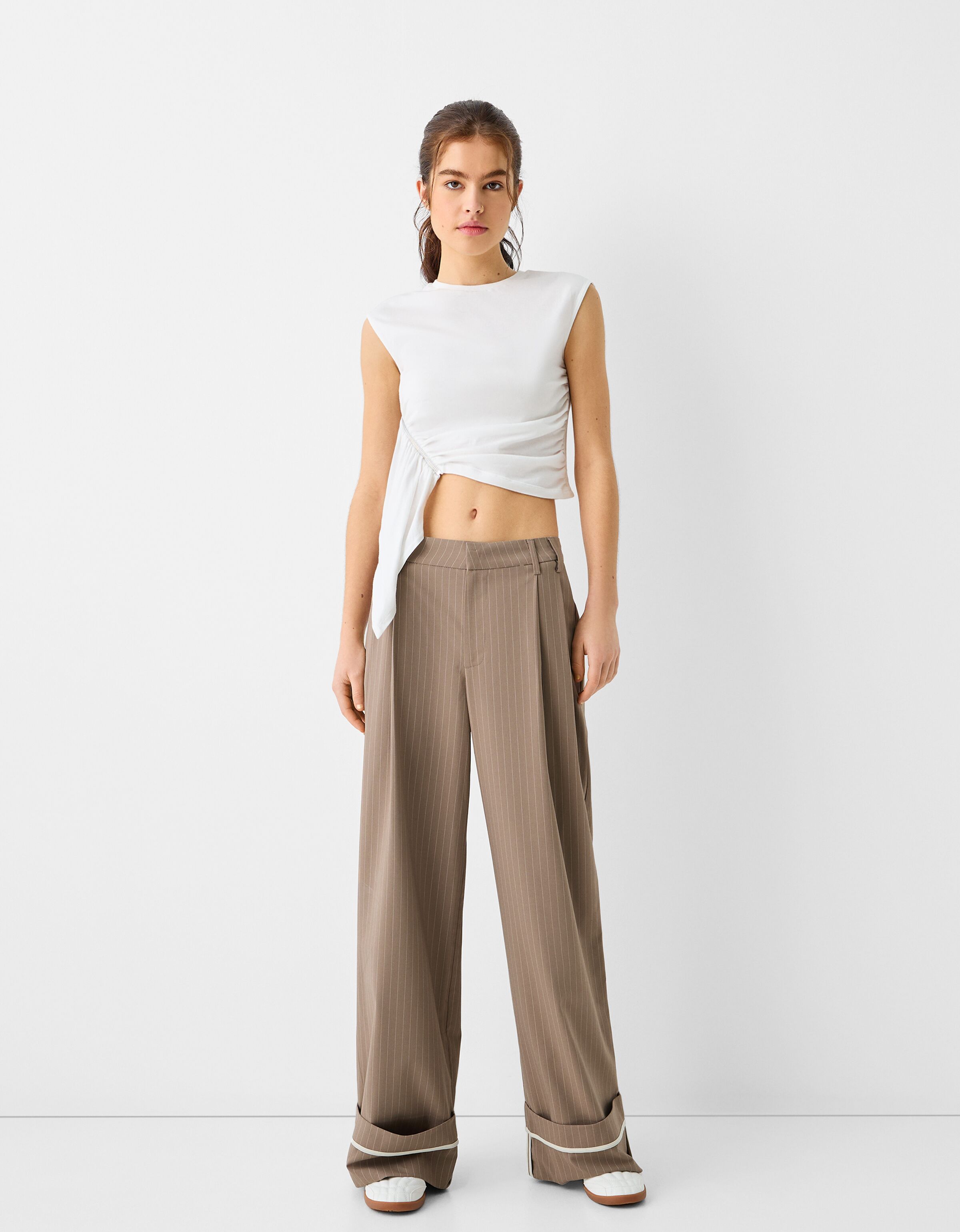 Wide-leg pants with darts - Women | Bershka