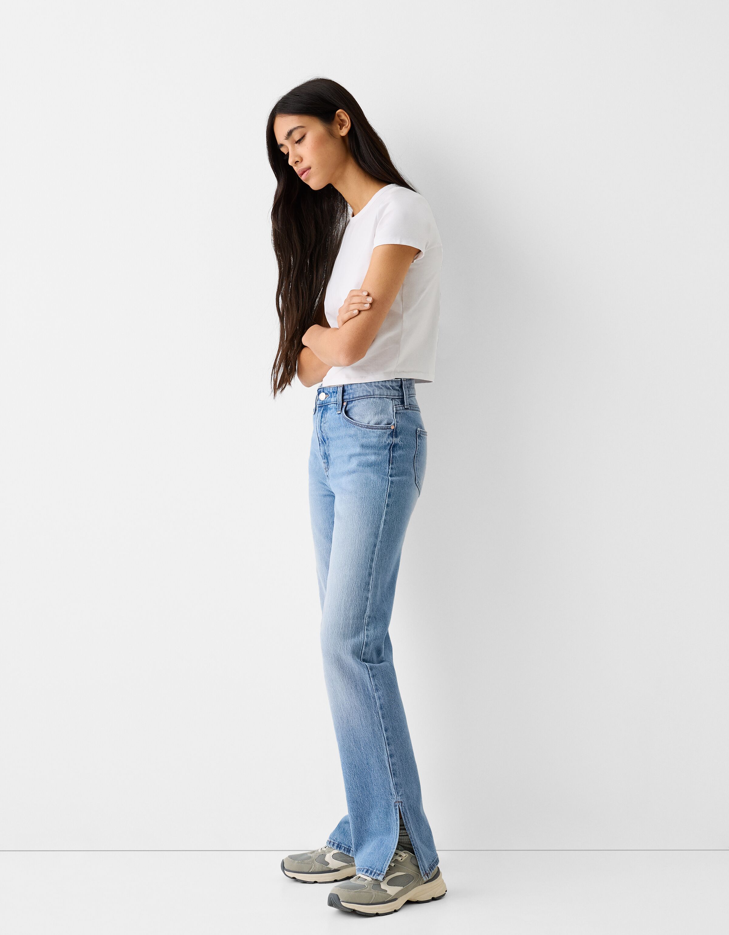Vaqueros tiro hot sale bajo mujer bershka