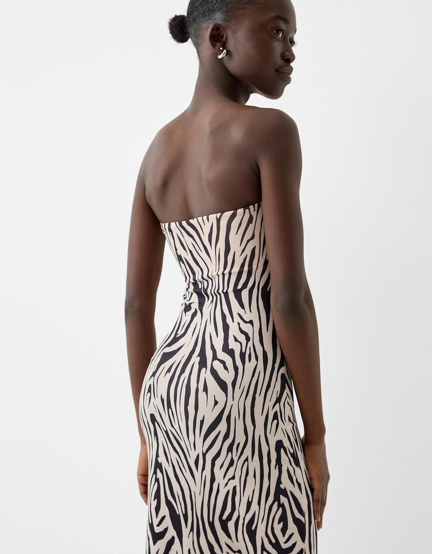 שמלת מידי סטרפלס עם הדפס חיה-לבן / שחור-6