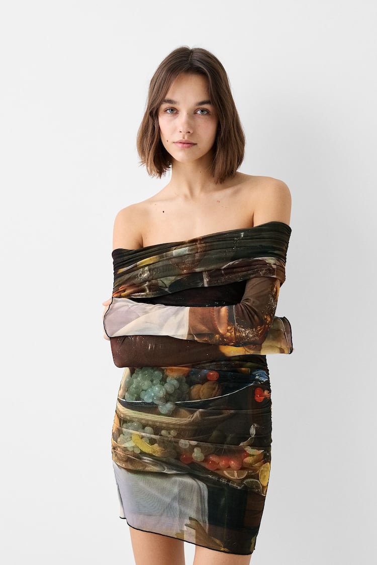 Мини-платье из полупрозрачной ткани с длинными рукавами и принтом