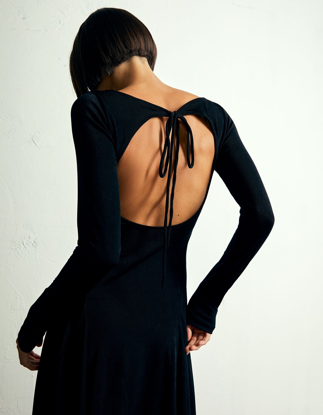 Vestido mini manga larga espalda descubierta