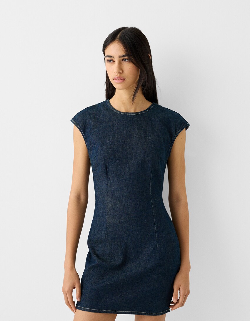 Vestido denim mini manga corta, azul oscuro. Foto Bershka