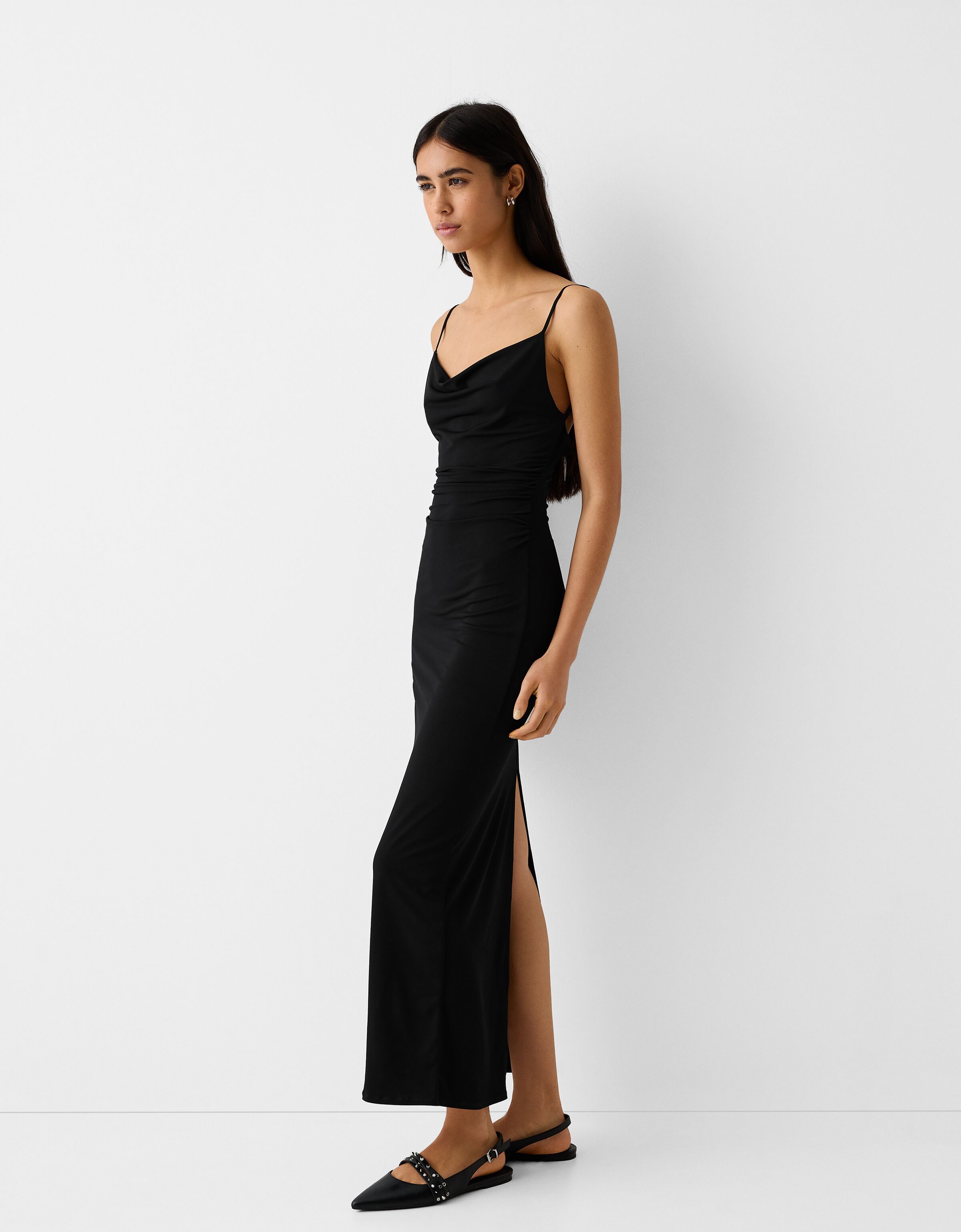 Vestido negro bershka discount 2019