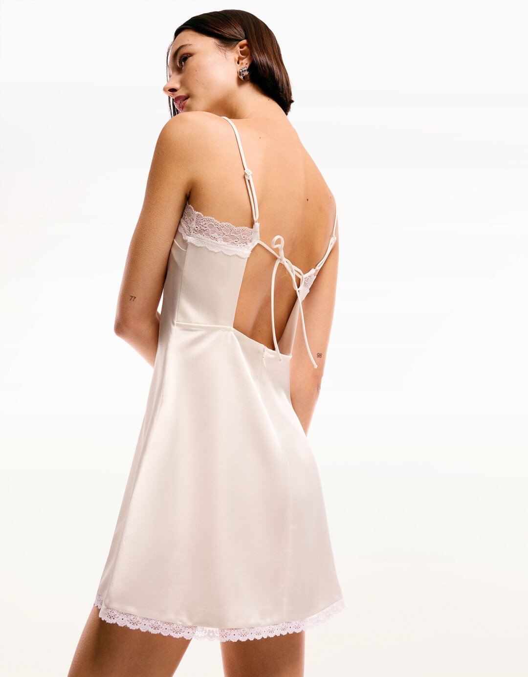 Satynowa sukienka mini na ramiączkach z koronkowym zdobieniem