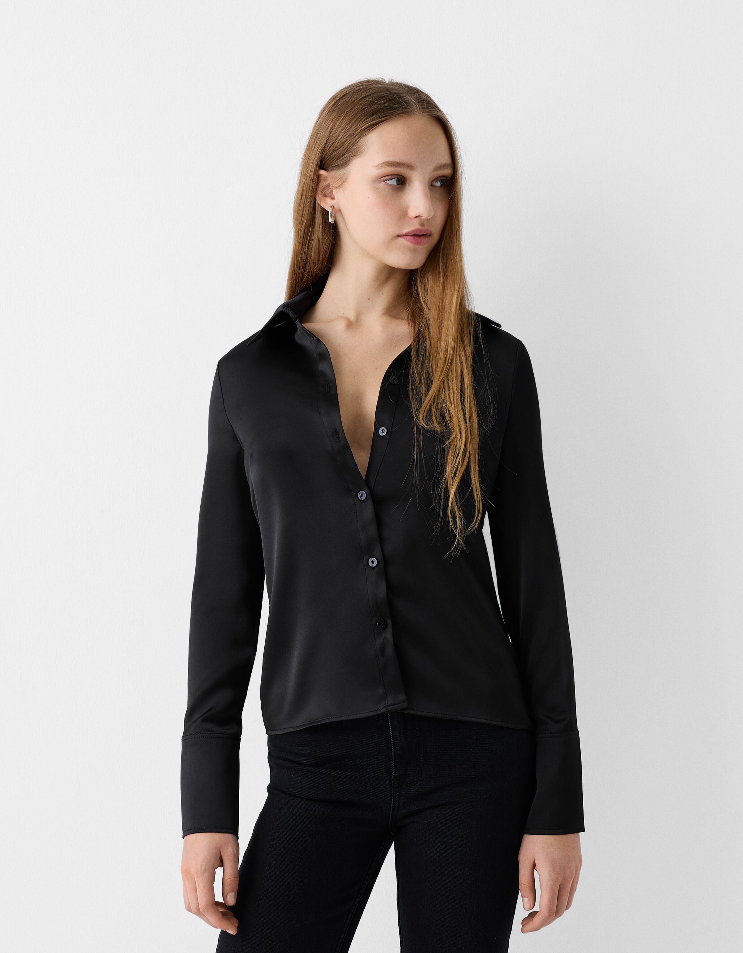 Camicia attillata in satin con maniche a campana Novit Donna