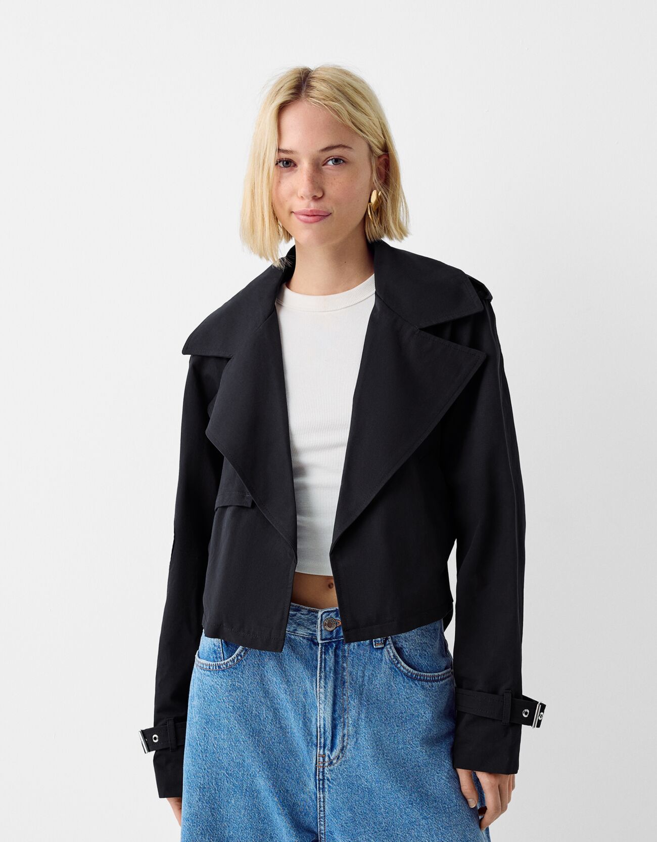 Cropped trench coat with buckle - Women | Bershka