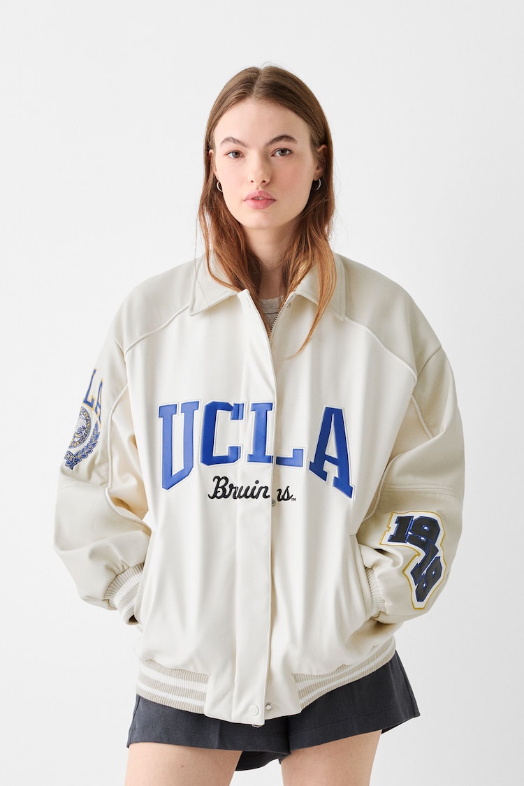 Cazadora UCLA efecto piel bordado