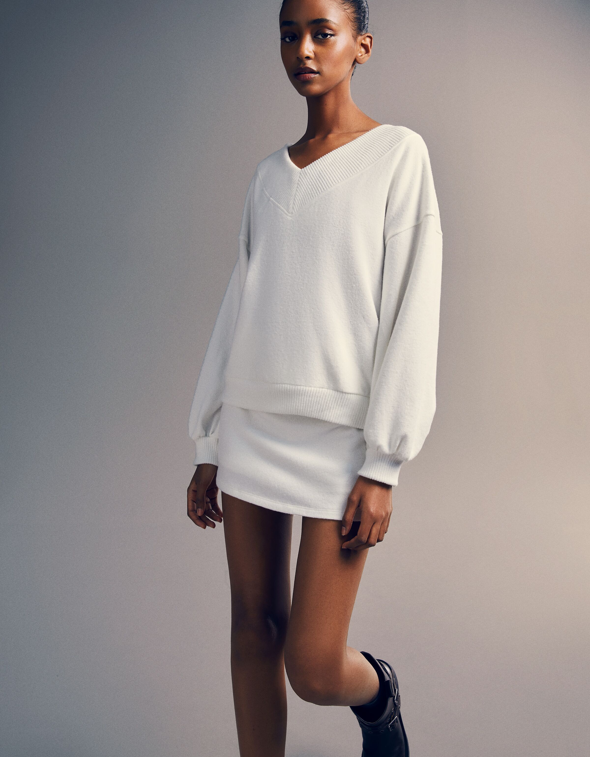 White v outlet neck sweatshirt