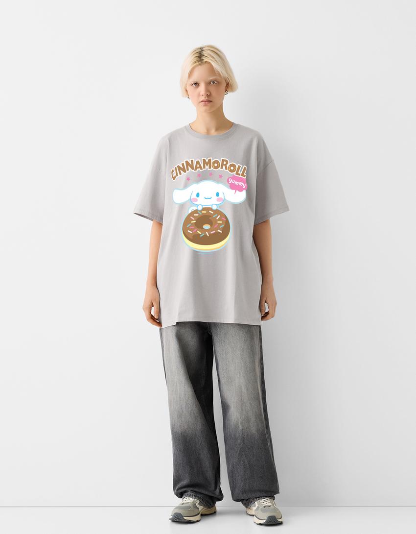 T-shirt Cinnamoroll manga curta oversize estampado-Cinza-4