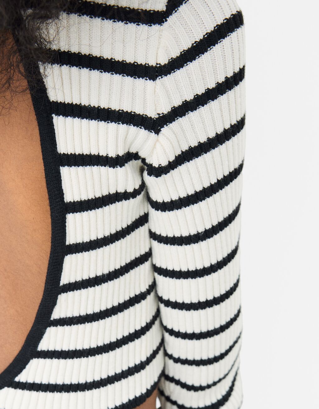 سويتر بفتحة خلفية-أسود-5