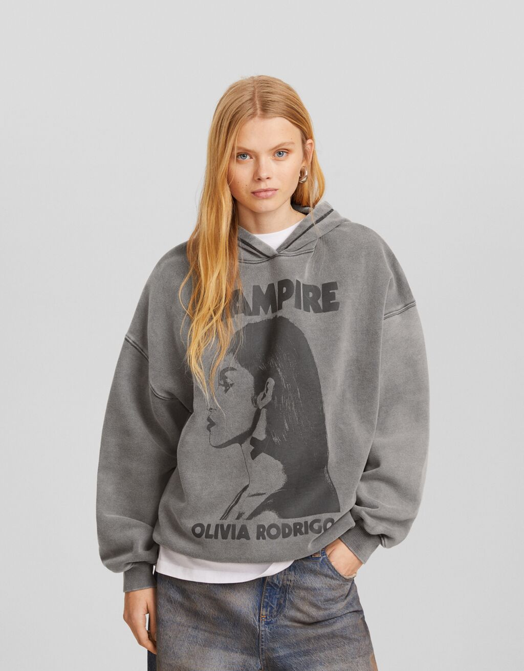 Sweatshirt Olivia Rodrigo capuz estampado-Cinza-0