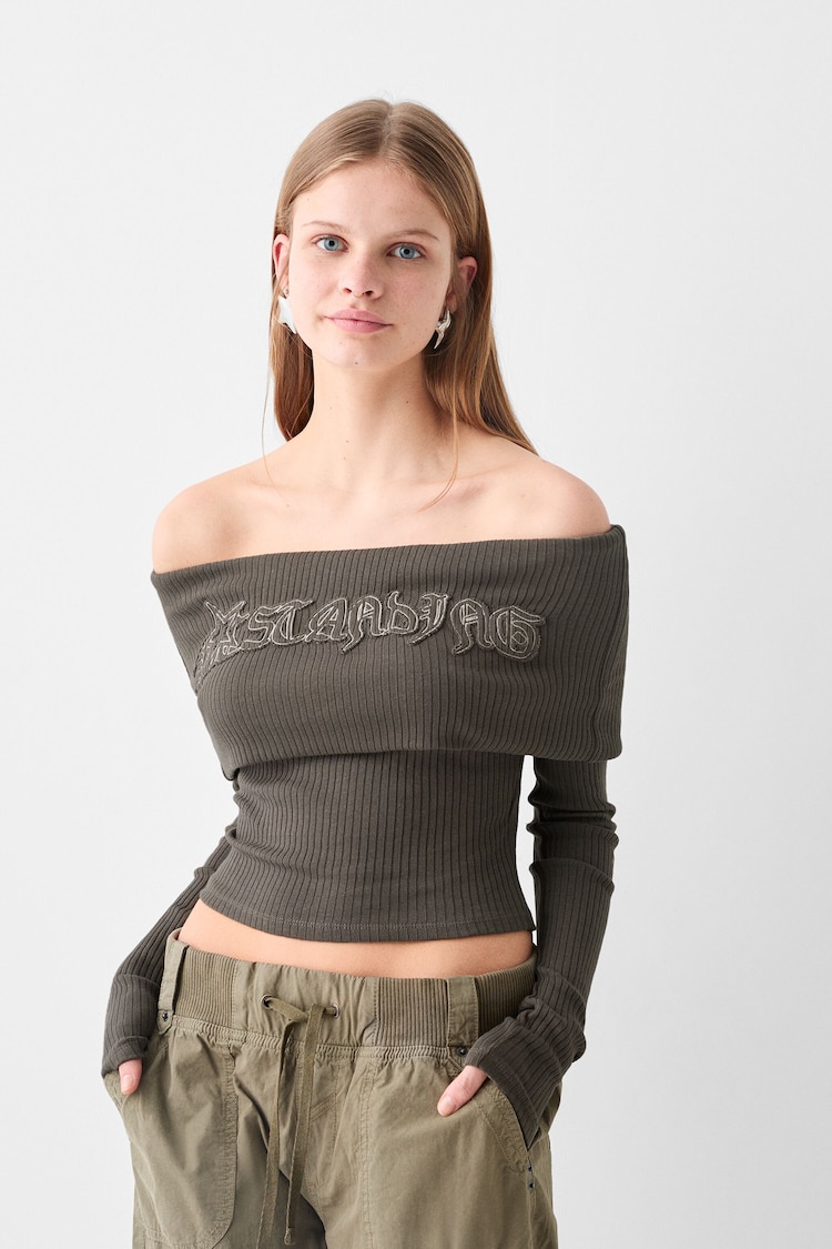 Бродиран пуловер с дълъг ръкав и голо рамо