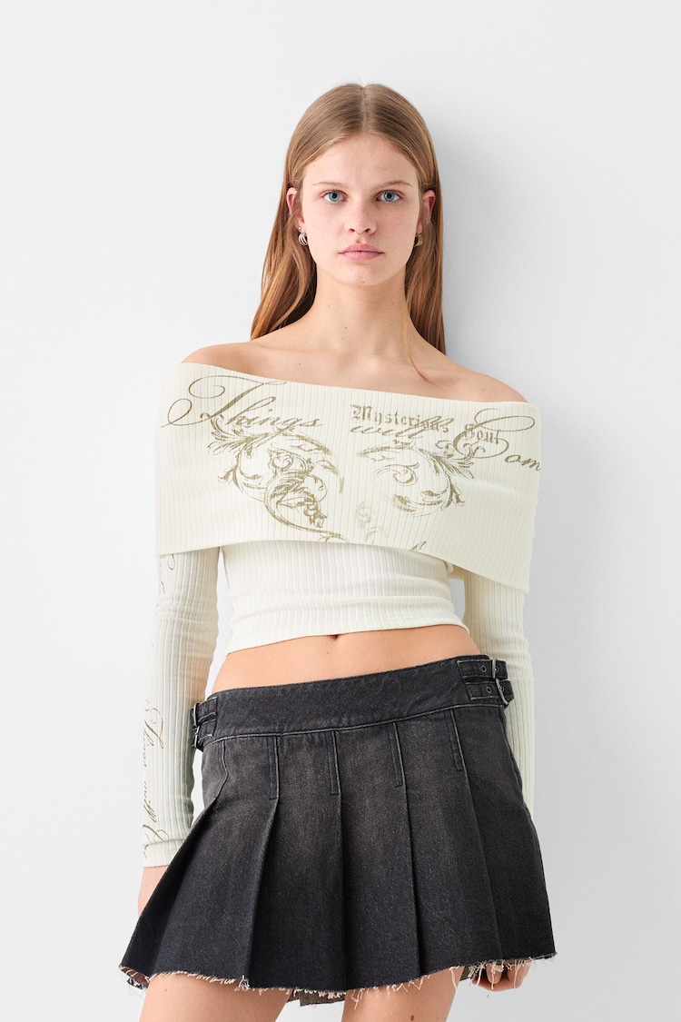 Siuvinėtas megztinis su atvirais pečiais ir ilgomis rankovėmis