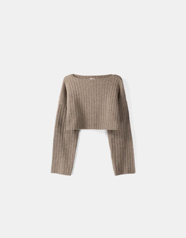 Къс пуловер от рипсено трико с клепнало рамо