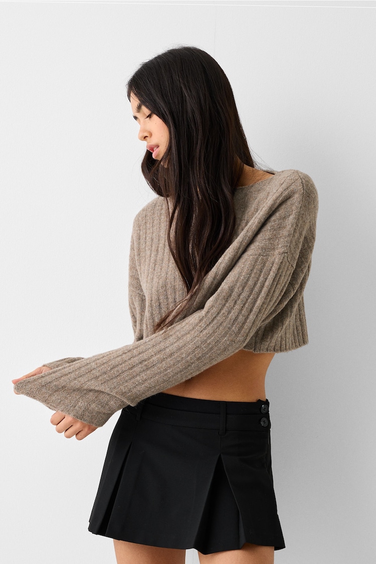Skrajšan pleten rebrast pulover s spuščenimi rameni