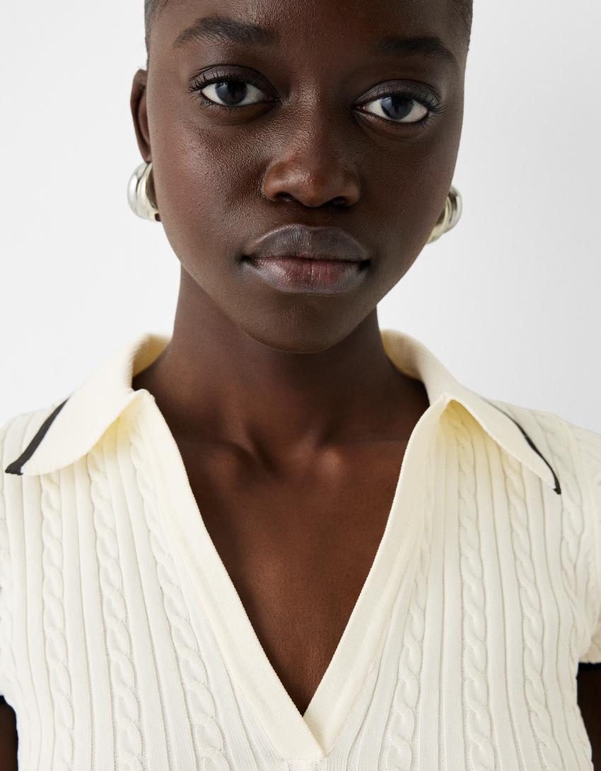 سويتر بحياكة مضفرة وياقة بولو وأكمام قصيرة-كريمي-5