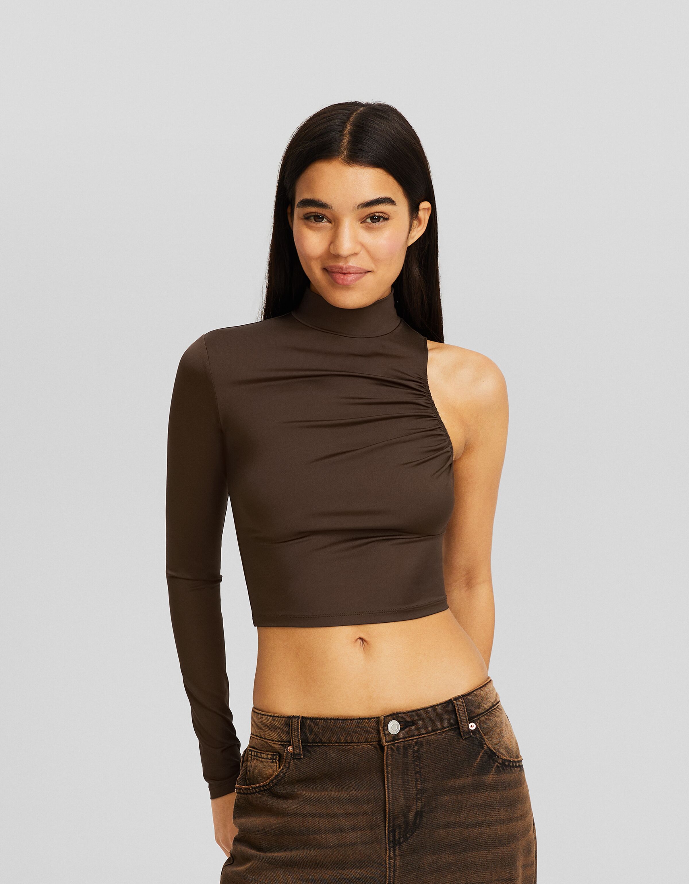 Long sleeve asymmetric gathered T-shirt - T-shirts - Women | Bershka