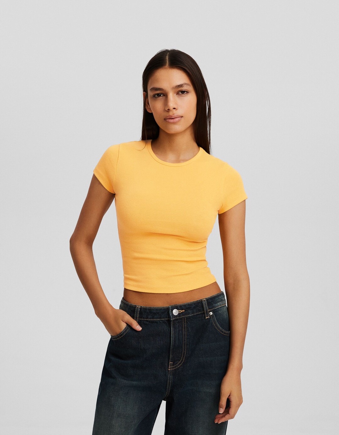 Kortærmet T-shirt med rund hals.