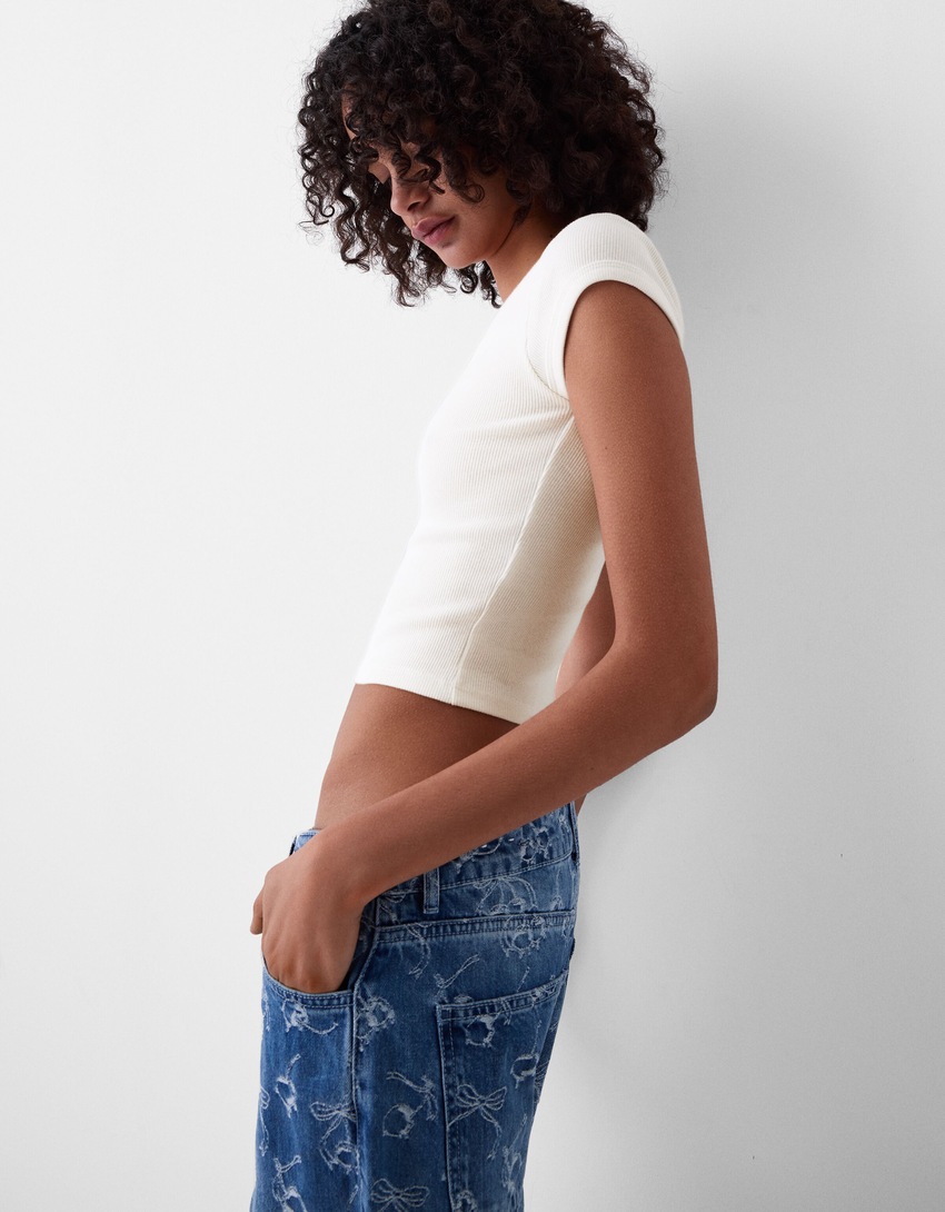 Short sleeve V-neck T-shirt - BSK Teen | Bershka