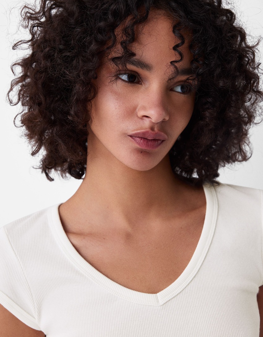 Short sleeve V-neck T-shirt - BSK Teen | Bershka