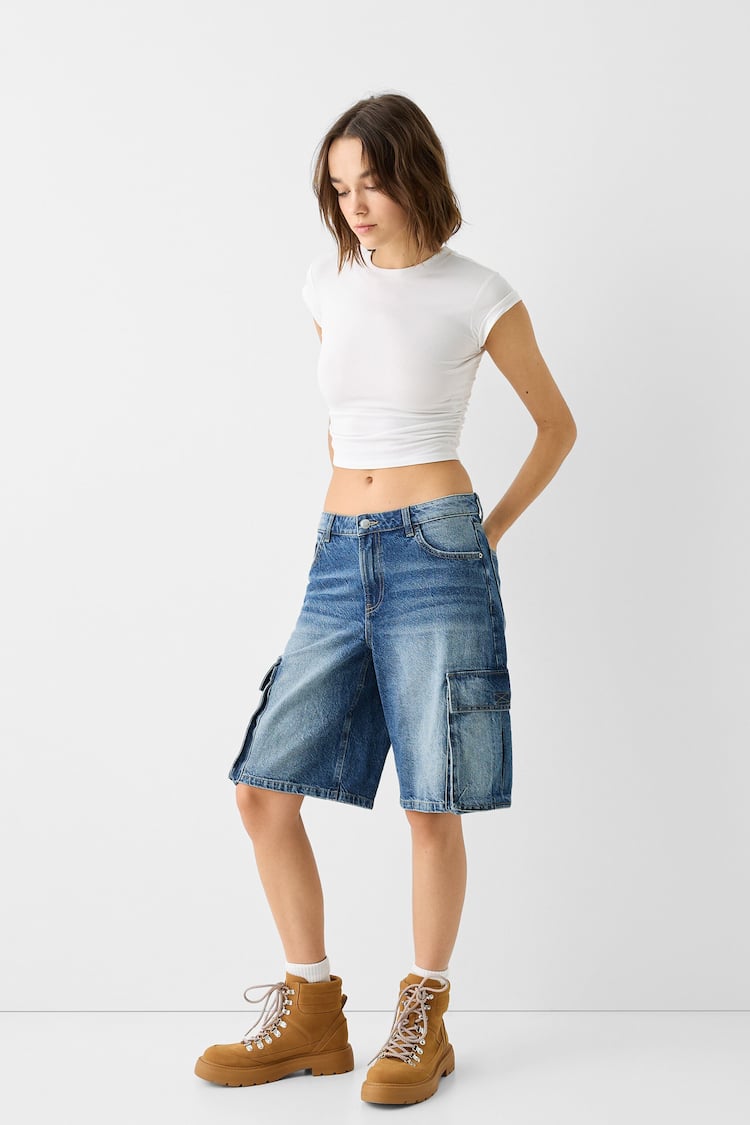 Jeans-Bermudashorts im Baggy- und Cargo-Stil