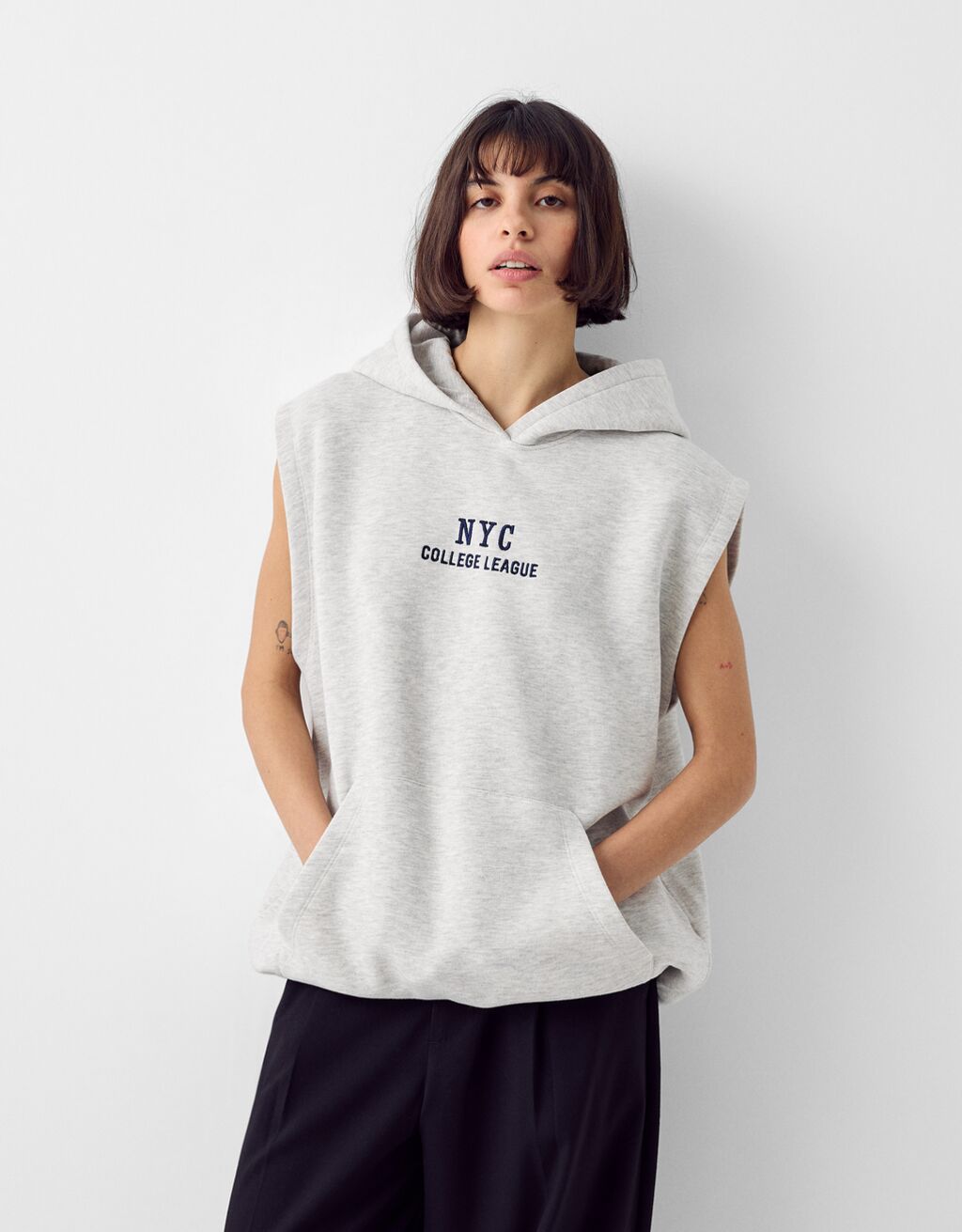 Colete com capuz sem mangas felpa bordado varsity-Cinza-0