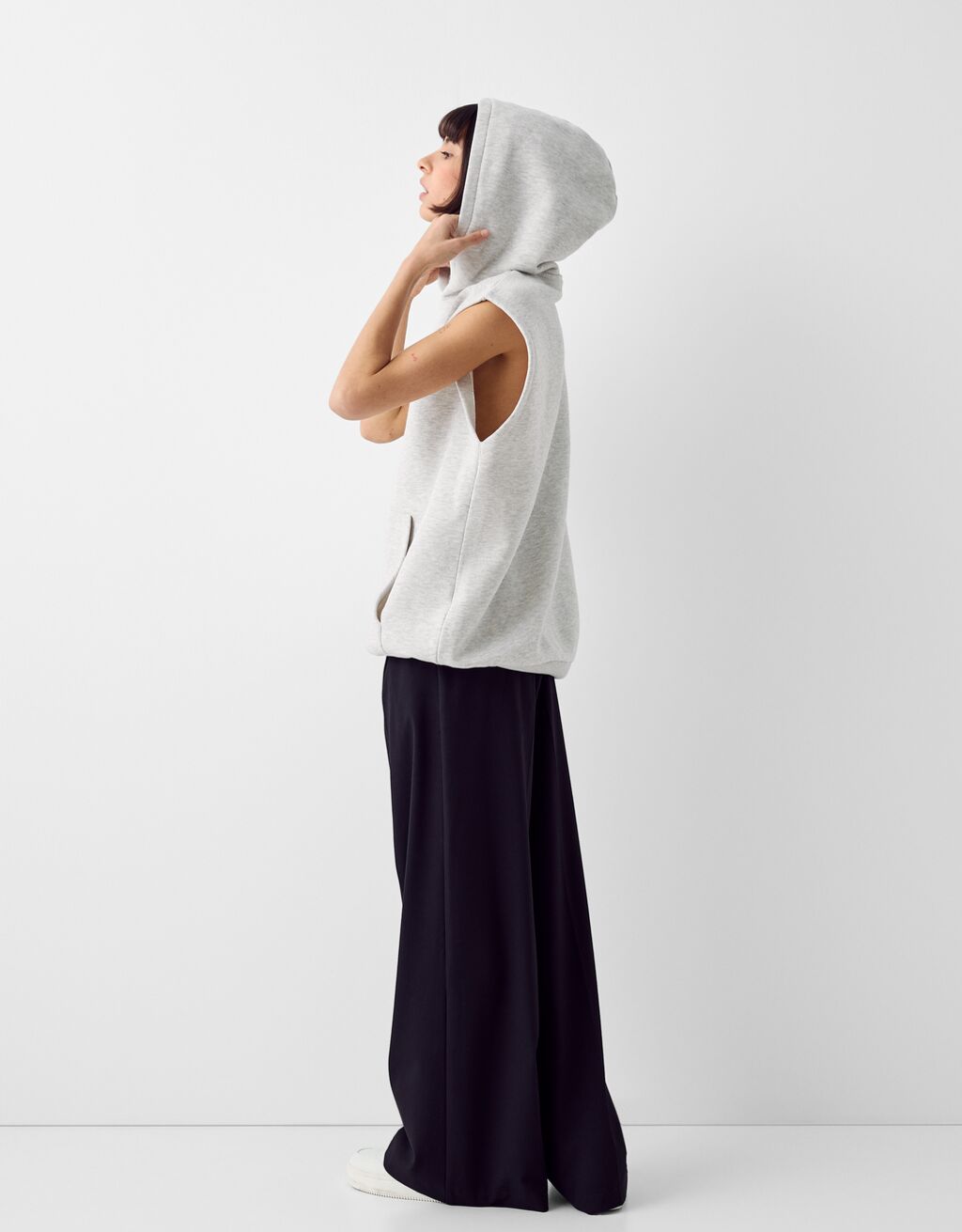 Colete com capuz sem mangas felpa bordado varsity-Cinza-1