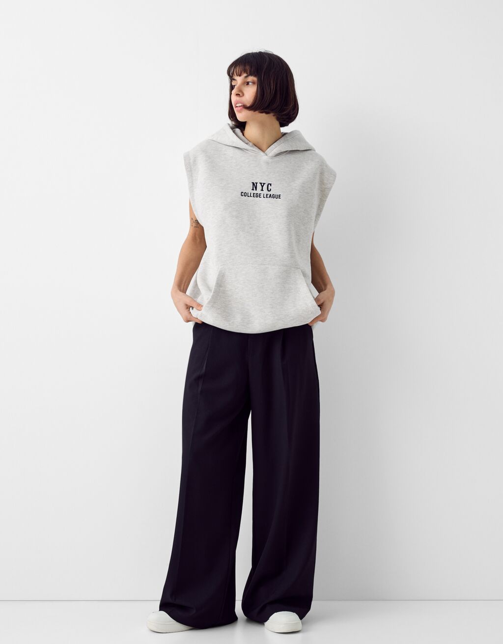 Colete com capuz sem mangas felpa bordado varsity-Cinza-3