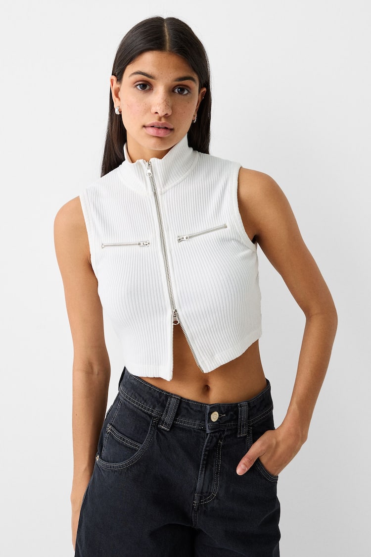Cropped knit vest with a high neck and zip