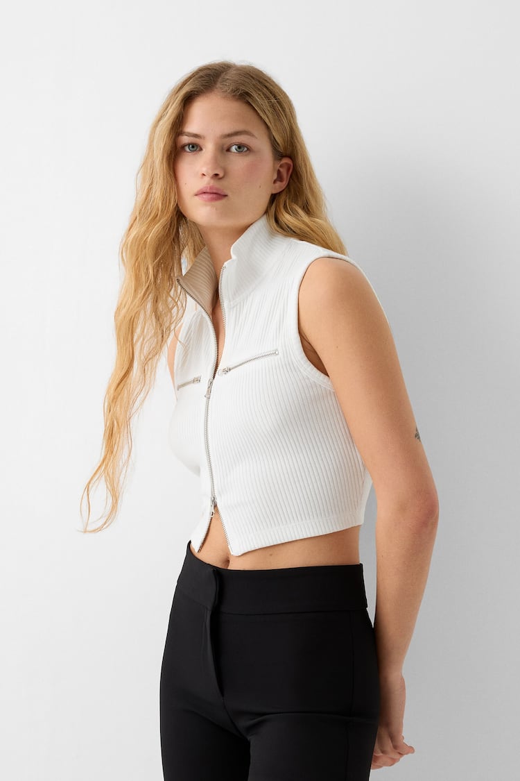 Cropped knit vest with a high neck and zip