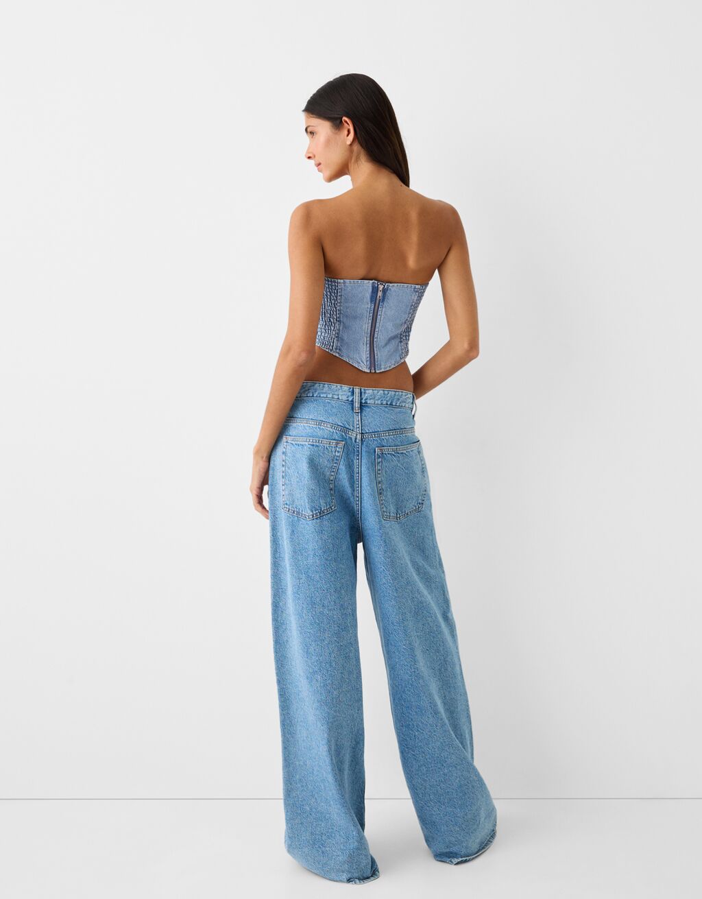 El top denim corset de Bershka: Un homenaje a la elegancia y la sensualidad